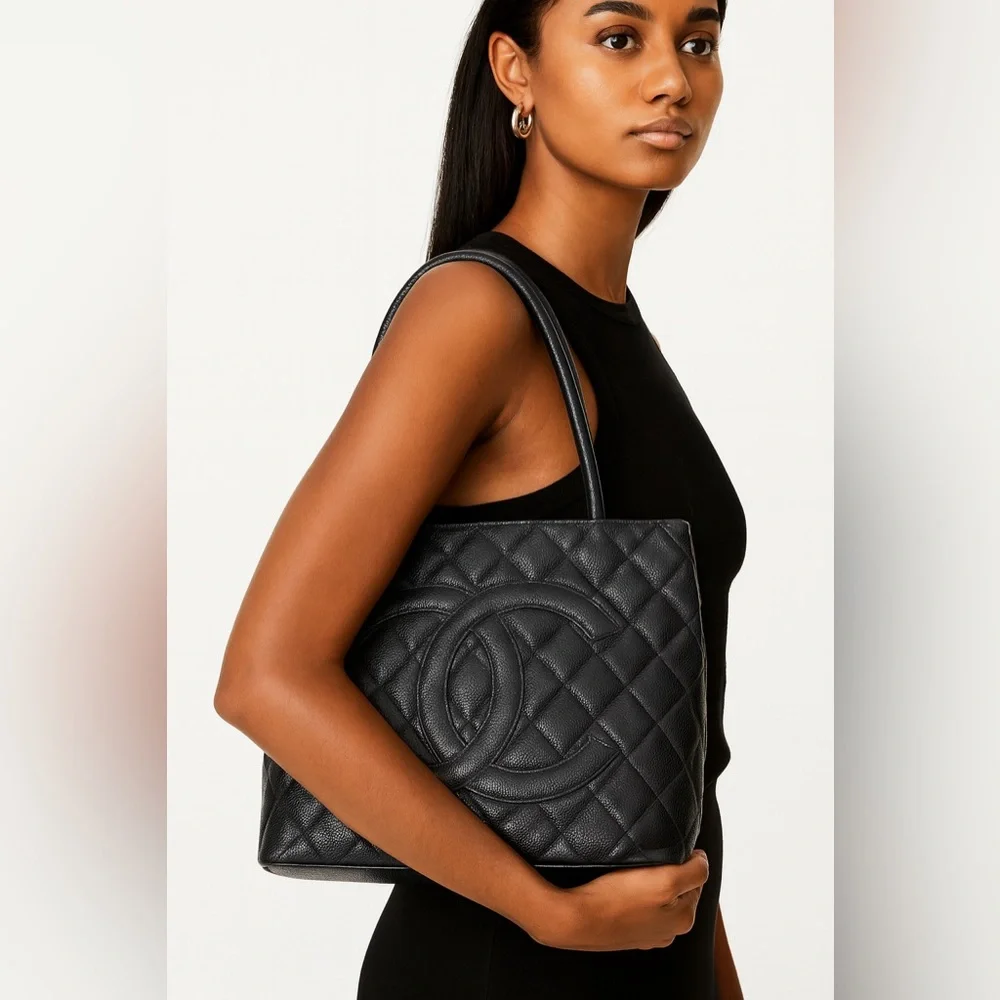 CHANEL Black Vintage CC Logo Caviar Leather Quilted Medallion Tote Bag - Picture 3 of 16